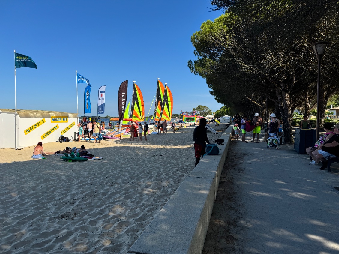 Avec une belle plage avec un peu de monde