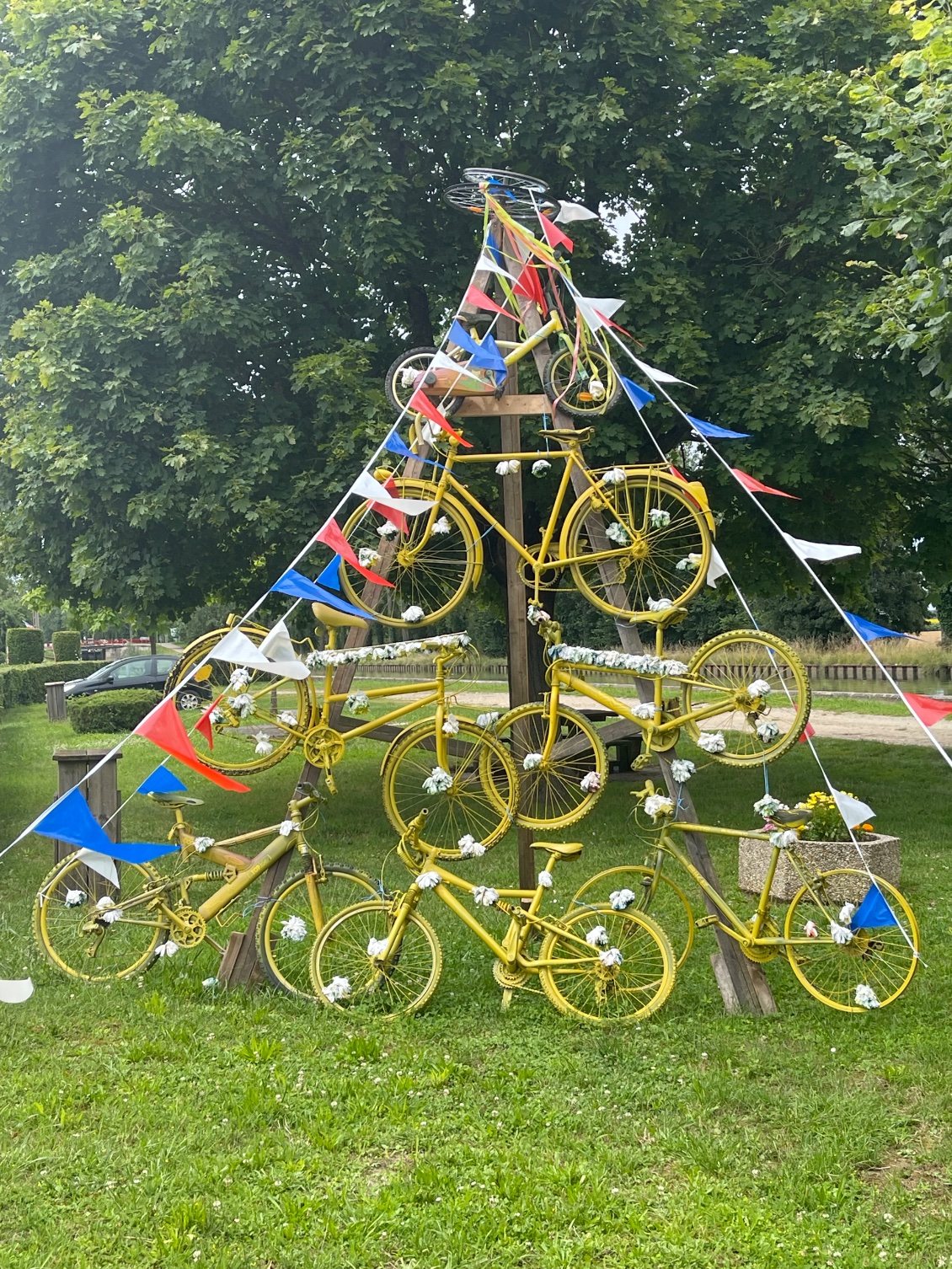 Certainement une sculpture-vélo pour le Tour de France.