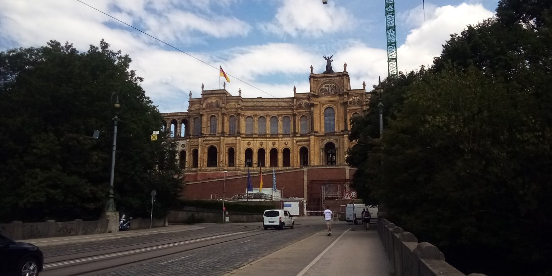 Je me rapproche de Haidhausen en passant devant le Maximilianeum.