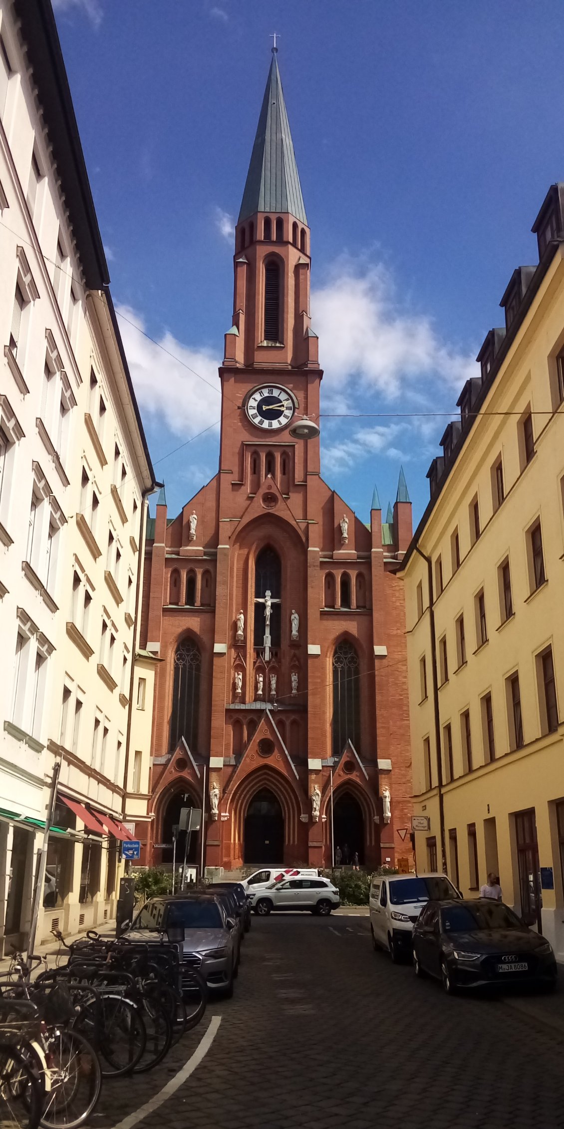 Je suis arrivé. Une imposante église apparaît au coin d'une rue, Johanniskirche.