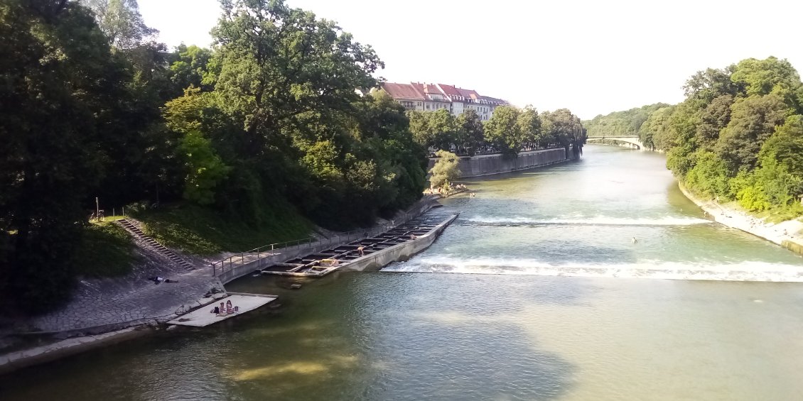 J'ai fait demi-tour, je repasse par-dessus l'Isar qui fait le bonheur des baigneurs.