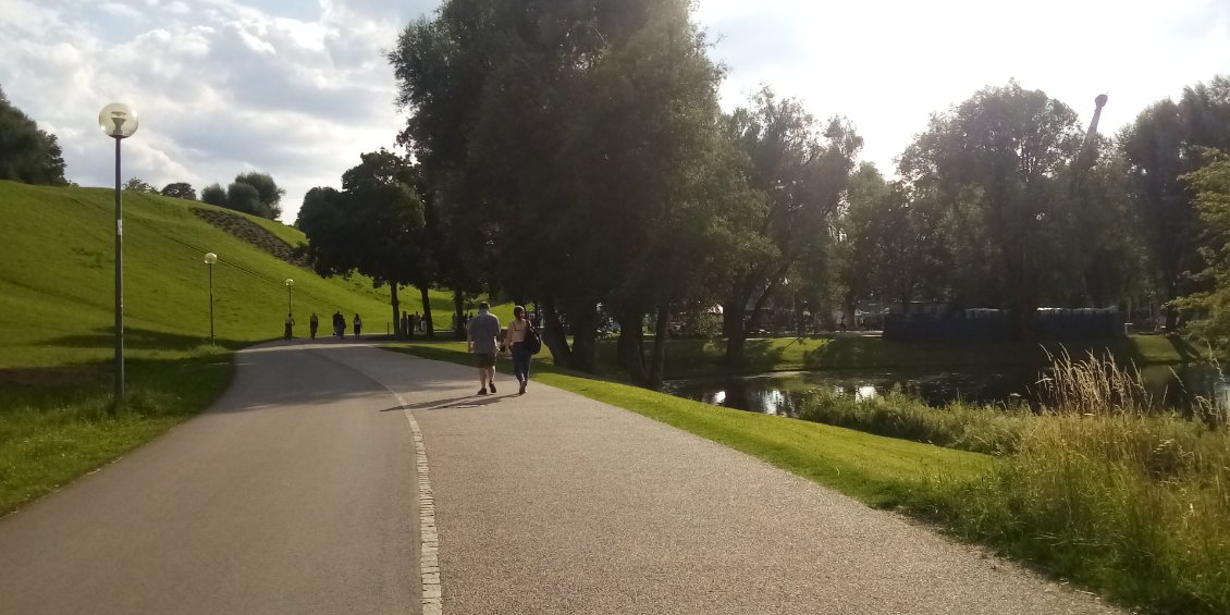 Et me voici à l'Olympiapark, toujours grâce à de généreuse pistes cyclables. L'endroit est très populaire également.