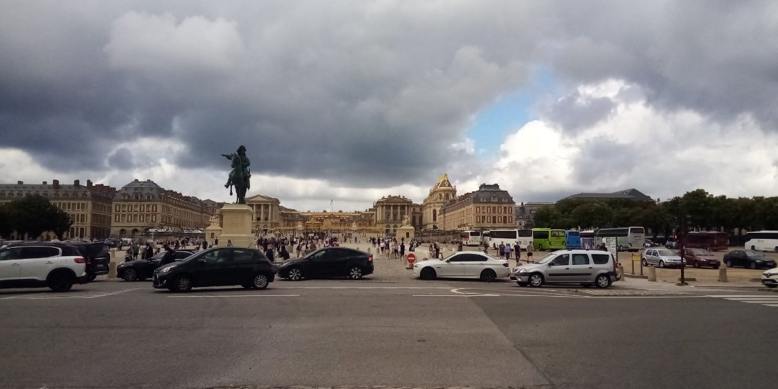 Ho ben ça alors ! J'arrive devant le château de Versailles.