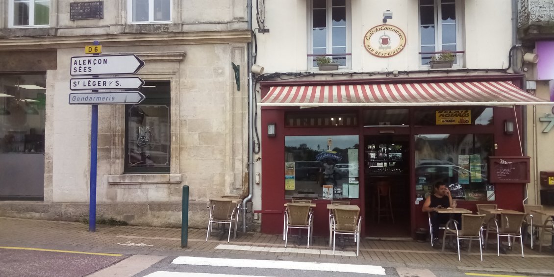 Je suis bien dans la bonne direction. Ça c'est le café qui m'a sauvé.