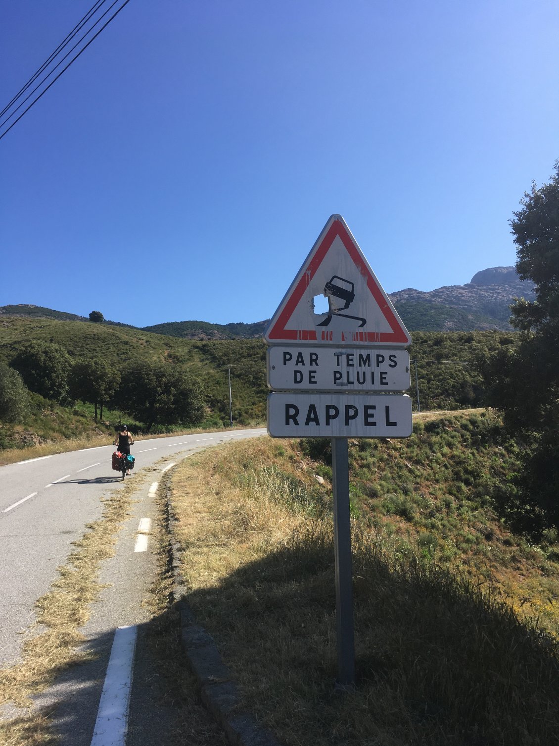 Par temps de pluie de balles, gare aux glissades !