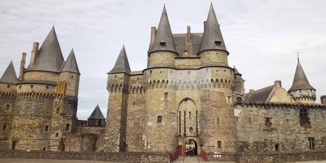 C'est devant le château que j'engloutis une gâche entière de 500 g achetée la veille. (C'est possible ça ?)