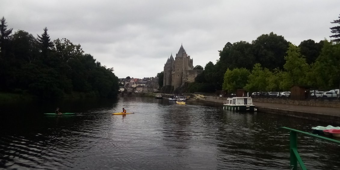 Superbe de découvrir le château en arrivant par le chemin de halage.