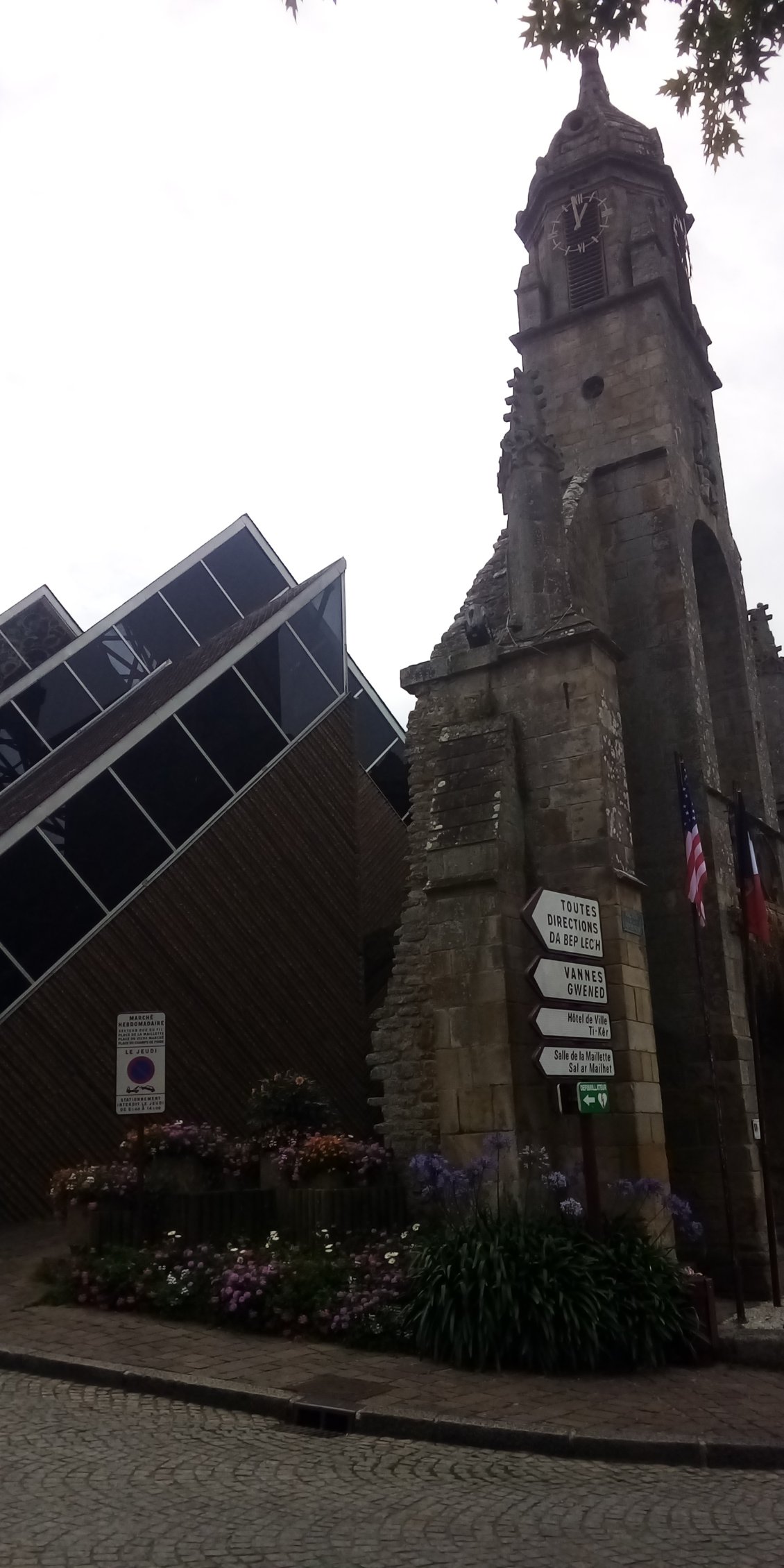 L'étrange église de Locminé. Derrière la façade conservée a été construit un bâtiment très moderne.