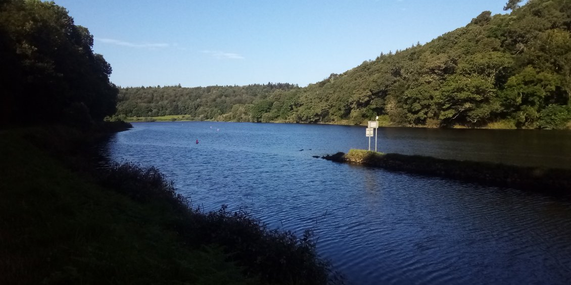 Dernière écluse passée, celle de Polvern. Le Blavet commence ici à mélanger ses eaux à celles de l'océan qui remonte jusque là.