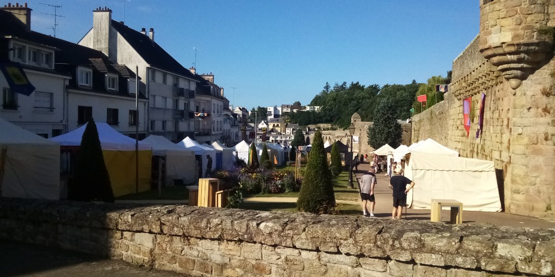 Il y a des stands partout, ce sont les Médiévales d'Hennebont.