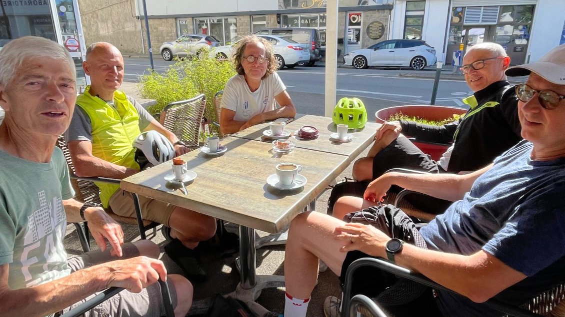 On boit le café avec le copains. (Manque Christophe qui prend la photo 😉.)