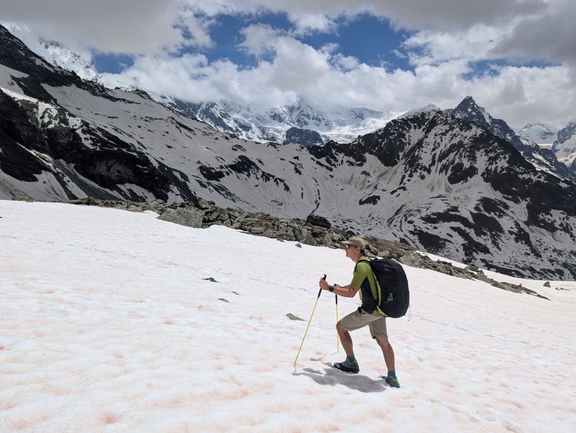 Rando alpine dans les montagnes du Valais suisse.