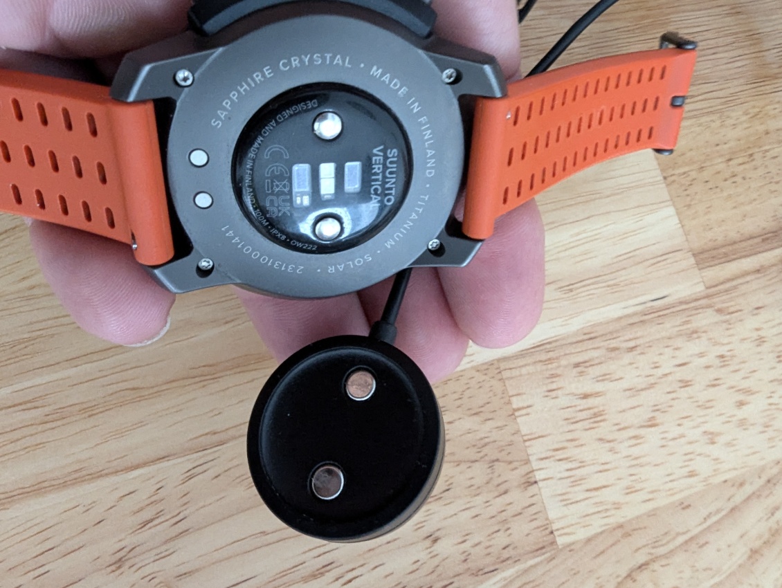 Le chargeur magnétique (le même que pour la Suunto Vertical)