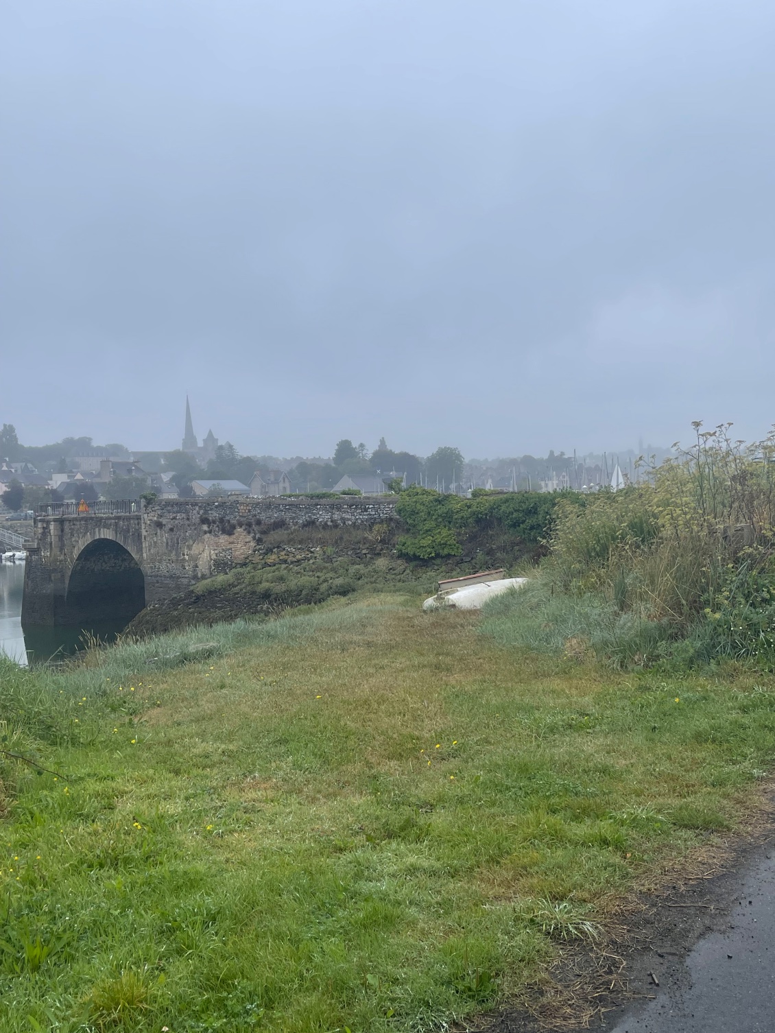 Vieux pont à l’entrée de Tréguier. Descente à 15 %. Ah !!! J’envisage la même mais en ascension de l’autre côté de Treguier