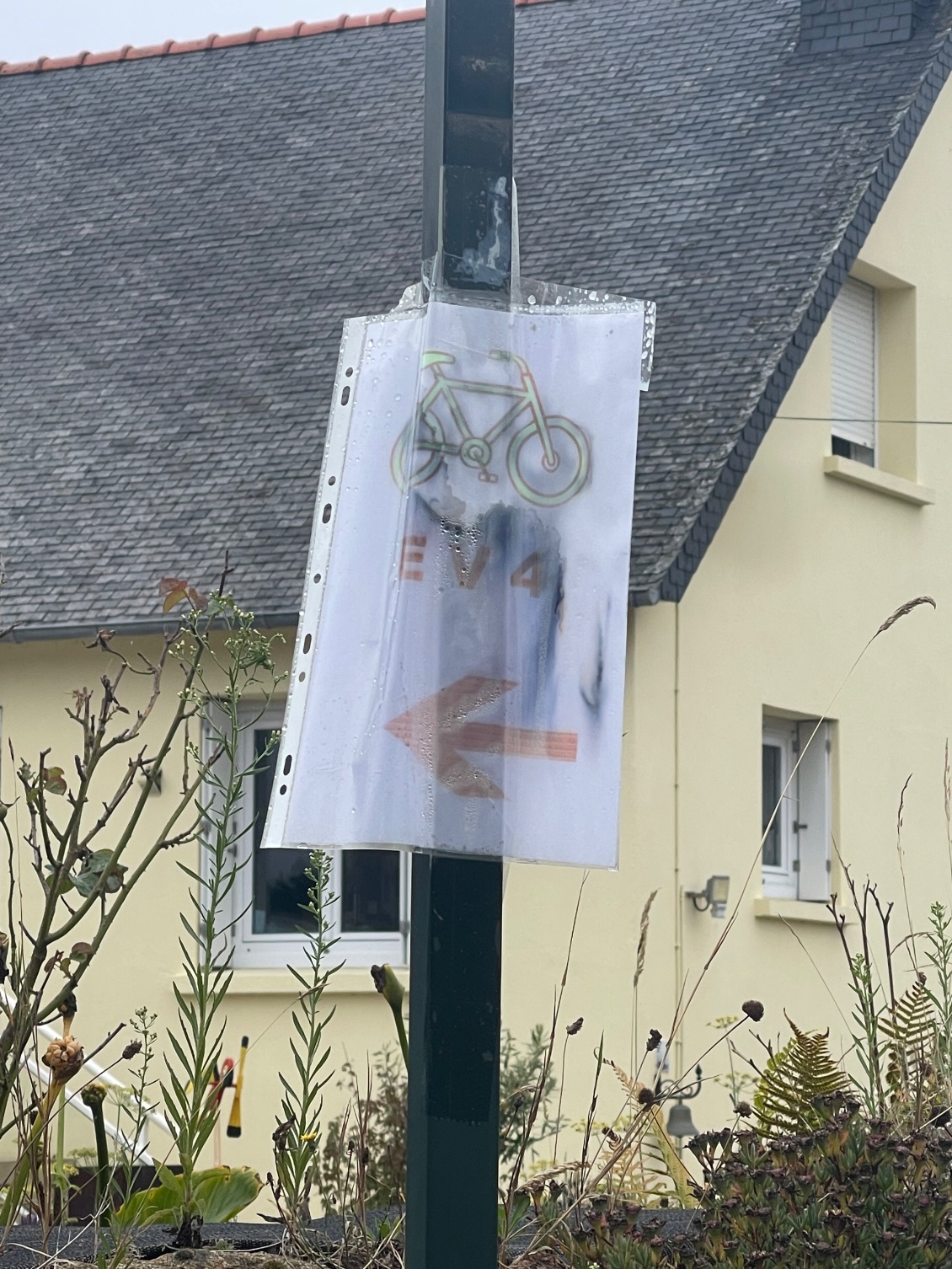 Cadoret et sa signalisation. Encore une heure de pluie et l’affichette sera effacée !