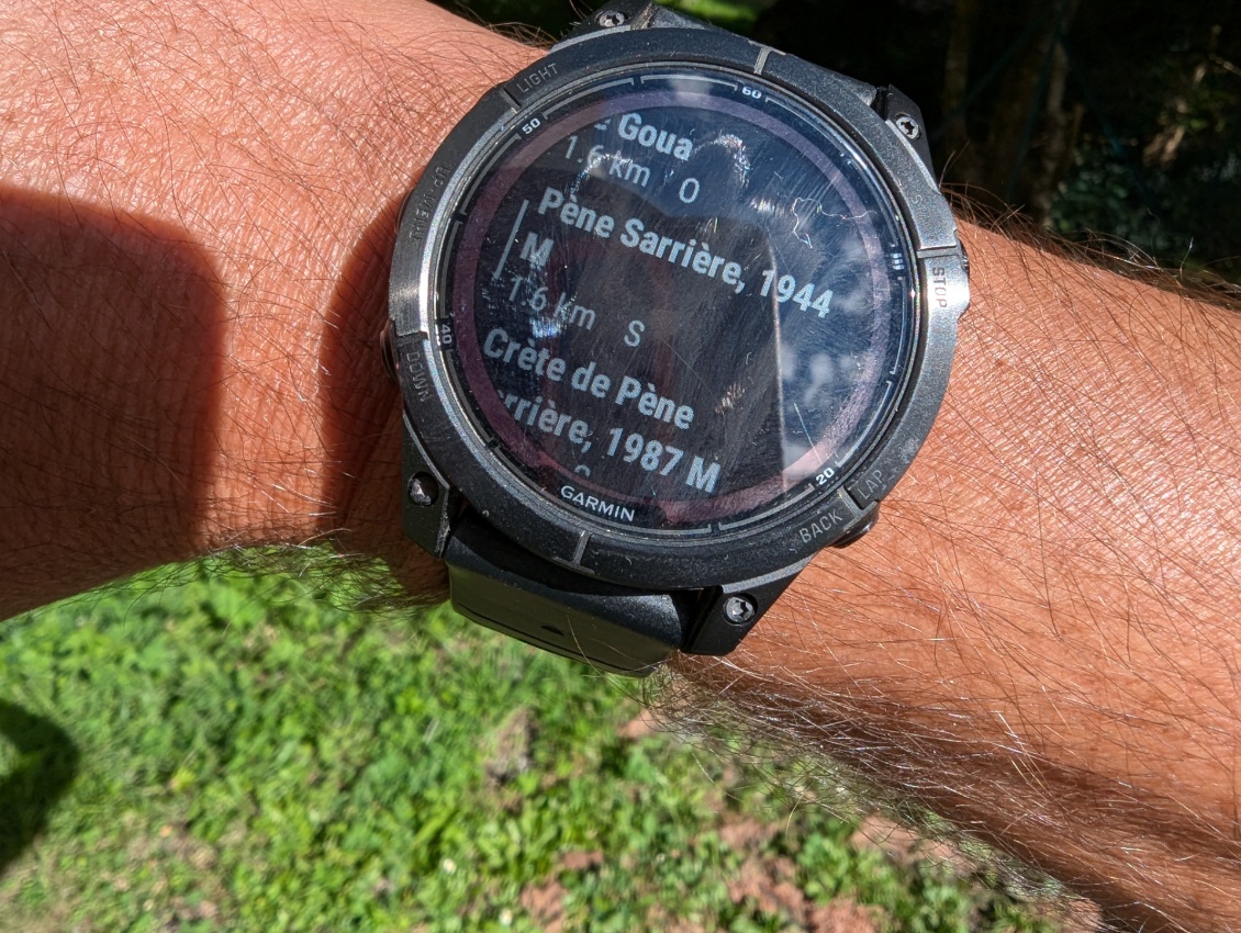 Possibilité de choisir des points à proximité (recherche par type, ou alphabétique) sur la Garmin, même hors connexion, c'est pas mal. A priori il n'y a pas la même fonction sur les Suunto (je n'ai pas trouvé)