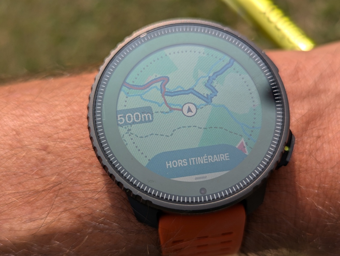 On est prévenu lorsqu'on se trompe d'itinéraire (ici Suunto Vertical mais il y a la même fonctionnalité pour la Peak et sur Garmin)