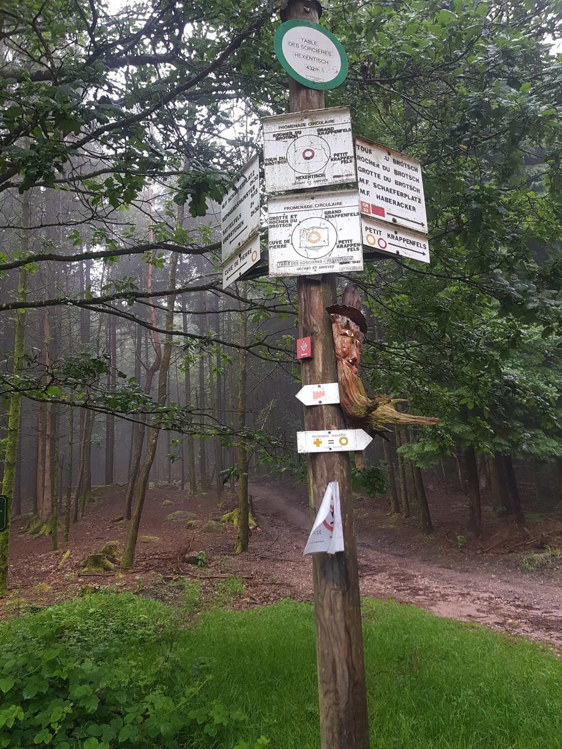 Le Club Vosgien s'occupe même de la déco des panneaux de signalisation !