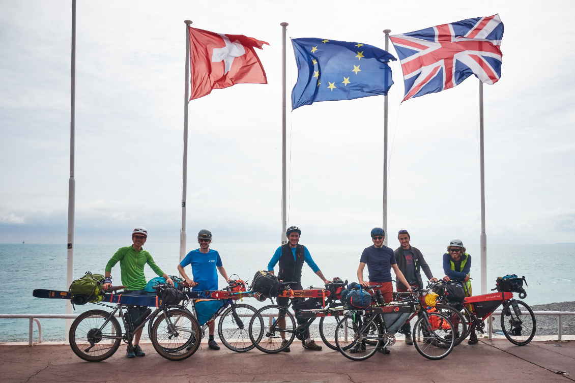 Aller Nice-Guillestre à vélo+ski : Six hurluberlus (moi, Charles, Léo, Lucas, Seb, Victor) sur la promenade des Anglais. Notre peloton ne passe pas inaperçu.