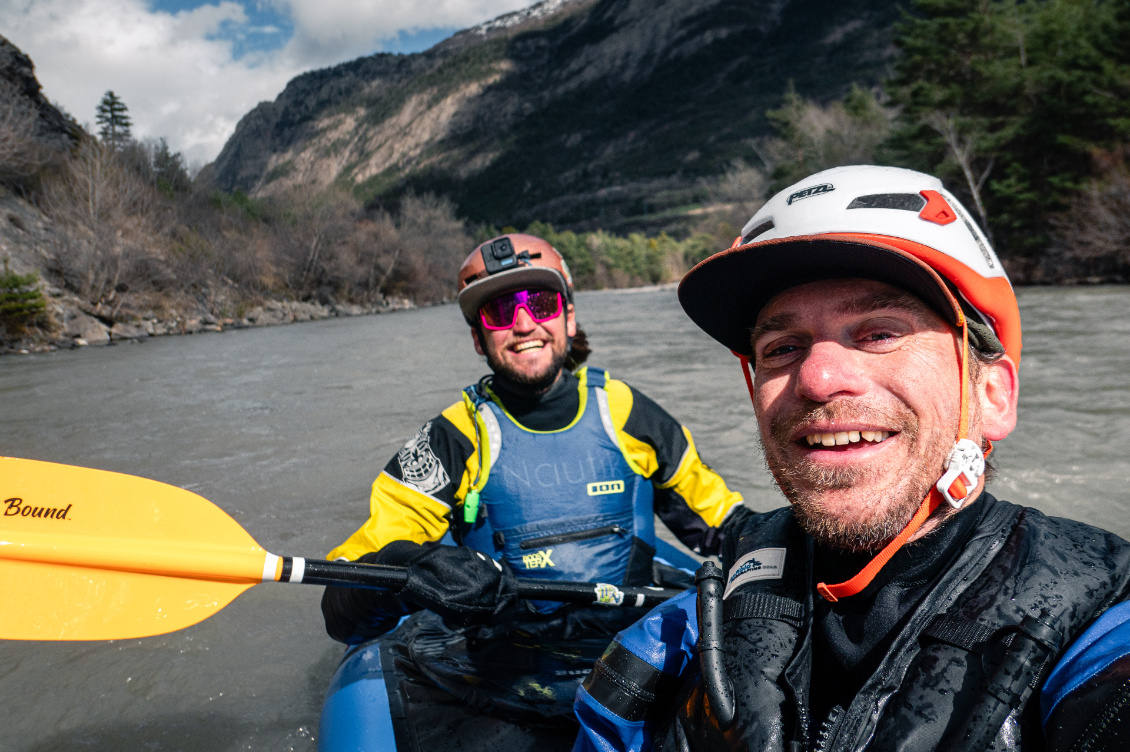 Retour Guillestre-Nice à ski+packraft : Lou et Moi avec le smile ! Le bon débit de la Durance nous colle le sourire ! À cette vitesse, on arrive à Nice demain non ?