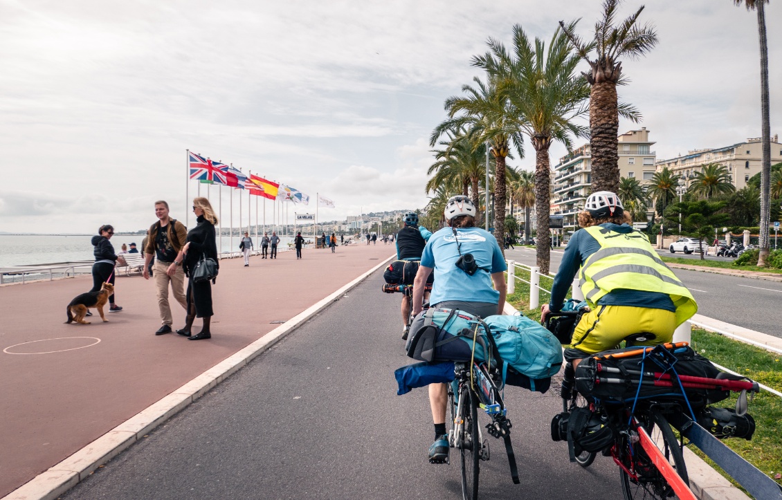 Promenade des anglais. Ces deux cyclistes roulent-ils trop près l'un de l'autre ? Probablement.