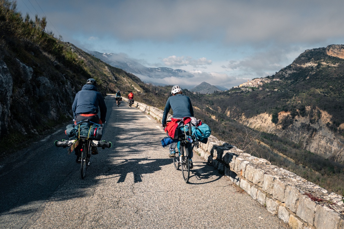 Arrière-pays varois, les pistes cyclables sont bien foutues.
Ah on me dit dans l'oreillette que ce sont des routes.