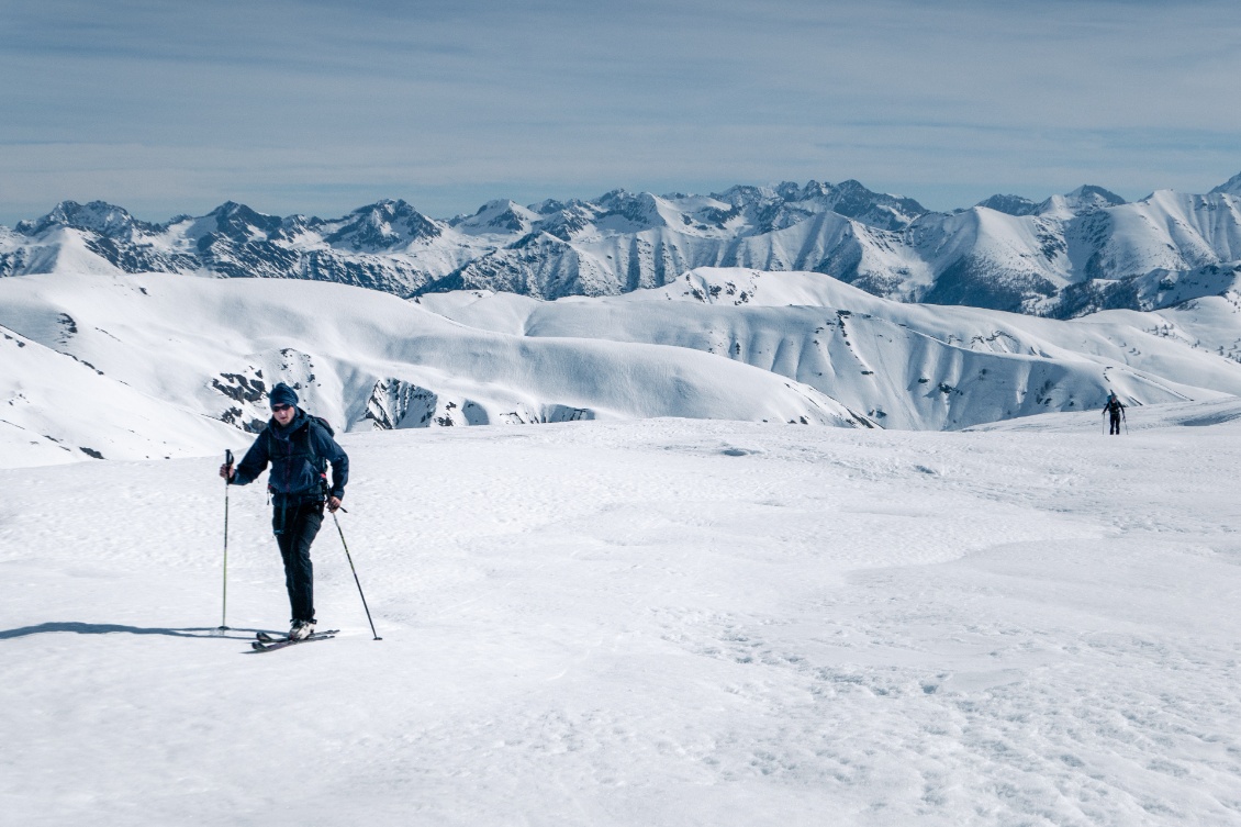 En chemin vers le Mounier. Mercantour et Argentera en toile de fond.