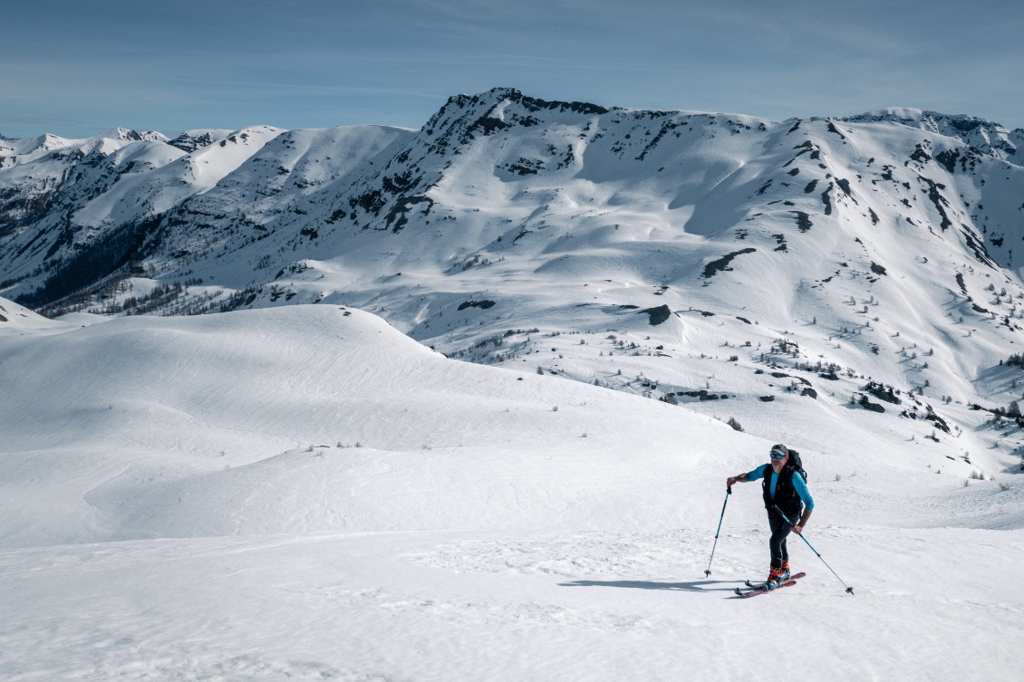 Montée vers le sommet des Garrets. Le col de la Cayolle en contrebas.