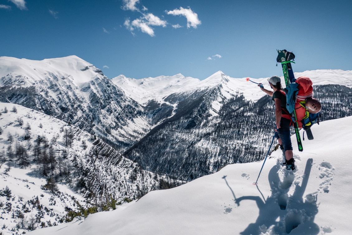 Là-bas, c'est le Parpaillon. Notre première option, si le risque d'avalanche n'était pas aussi élevé.