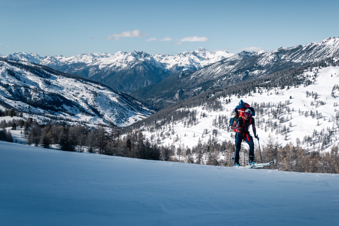 Les skis de Lou : autant de neige au-dessus qu'en dessous.