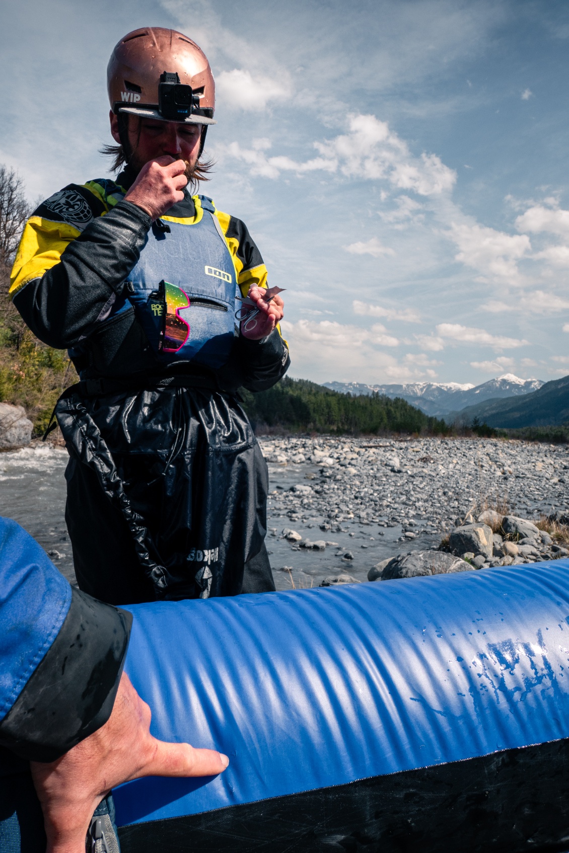 Lou devient un spécialiste en réparation de packraft.