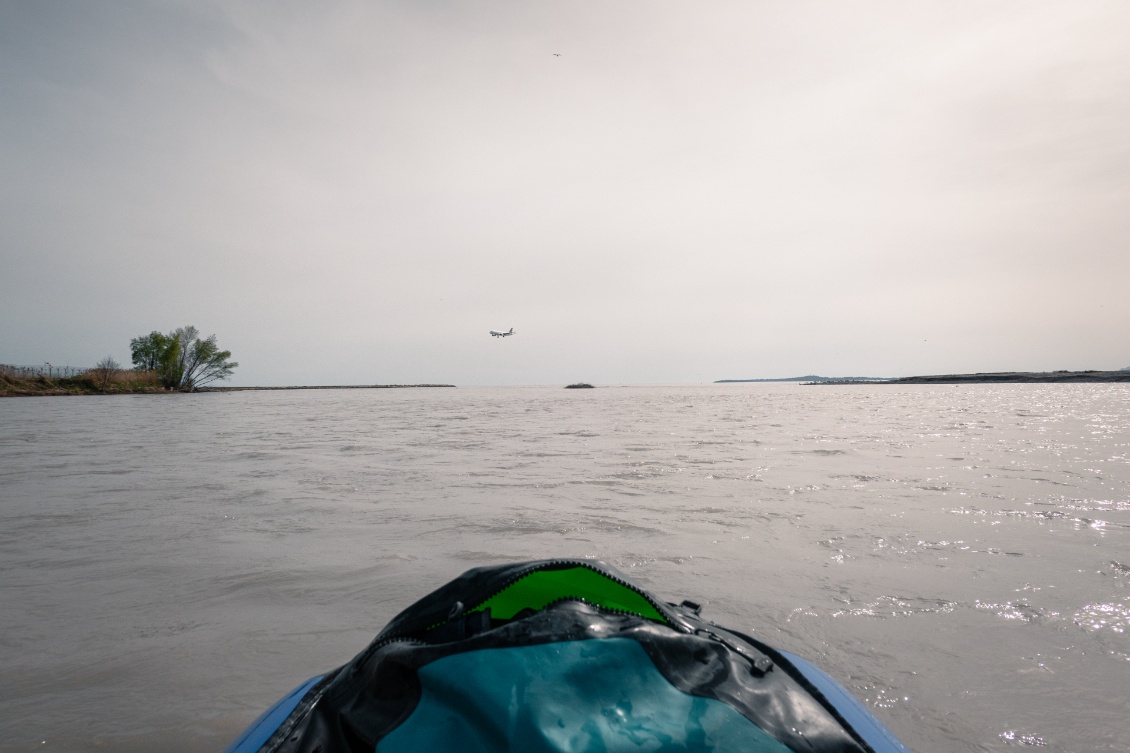 L'eau devient salée, juste là, devant nous. Et le bateau se dégonfle.