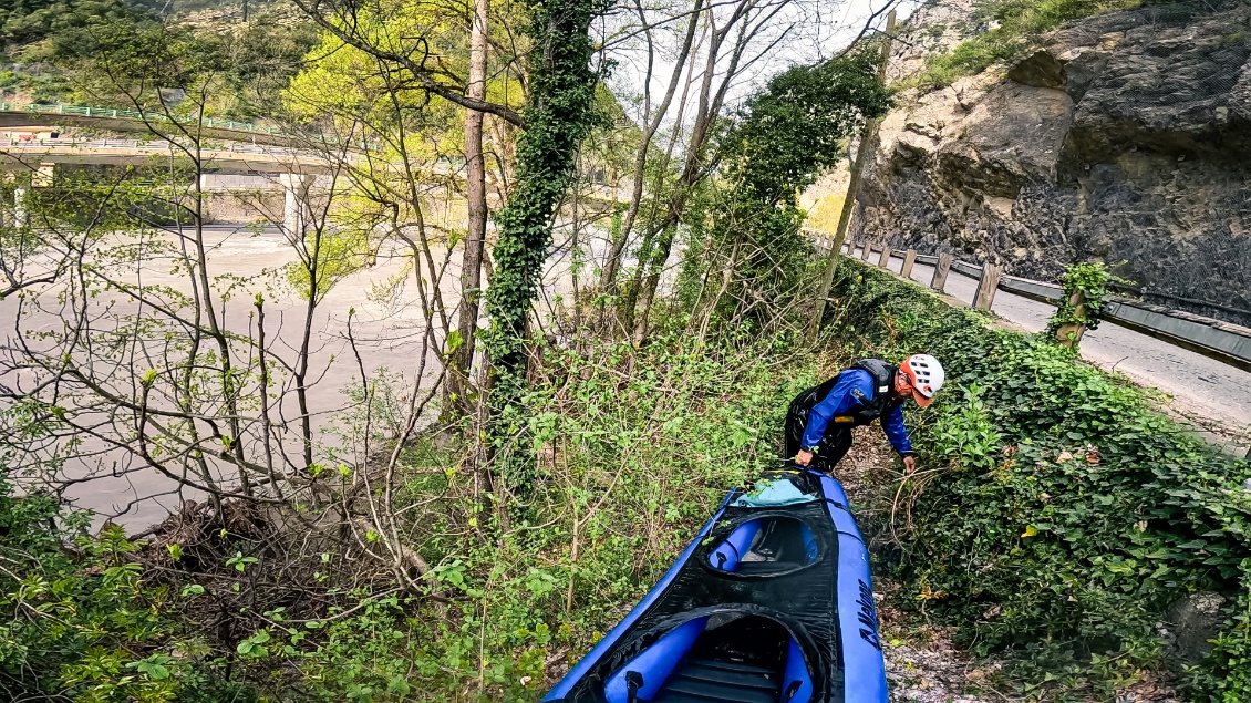 Barrage de la Mescla, juste après la confluence avec la Tinée.
Un portage comme on les aime : physique, exigu, galère.