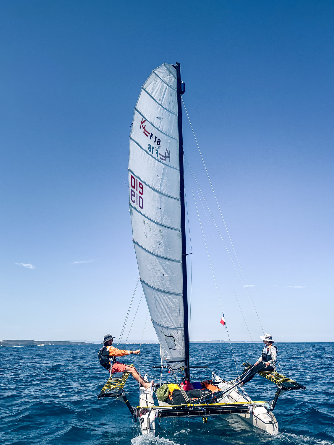 Question d’équilibre ! En pleine action au large des côtes midi-pyrénéennes, chacun sur son échelle pour assurer la stabilité du bateau. Photo : Nicolas Delesalle