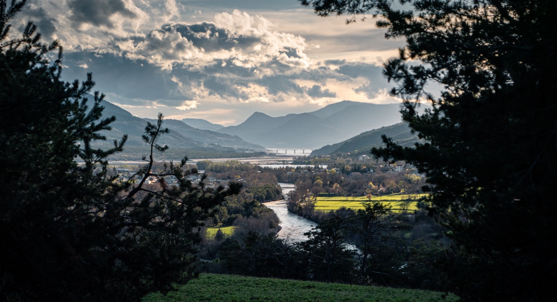 Au loin, le pont de Savines qui enjambe le lac de Serre-Ponçon.