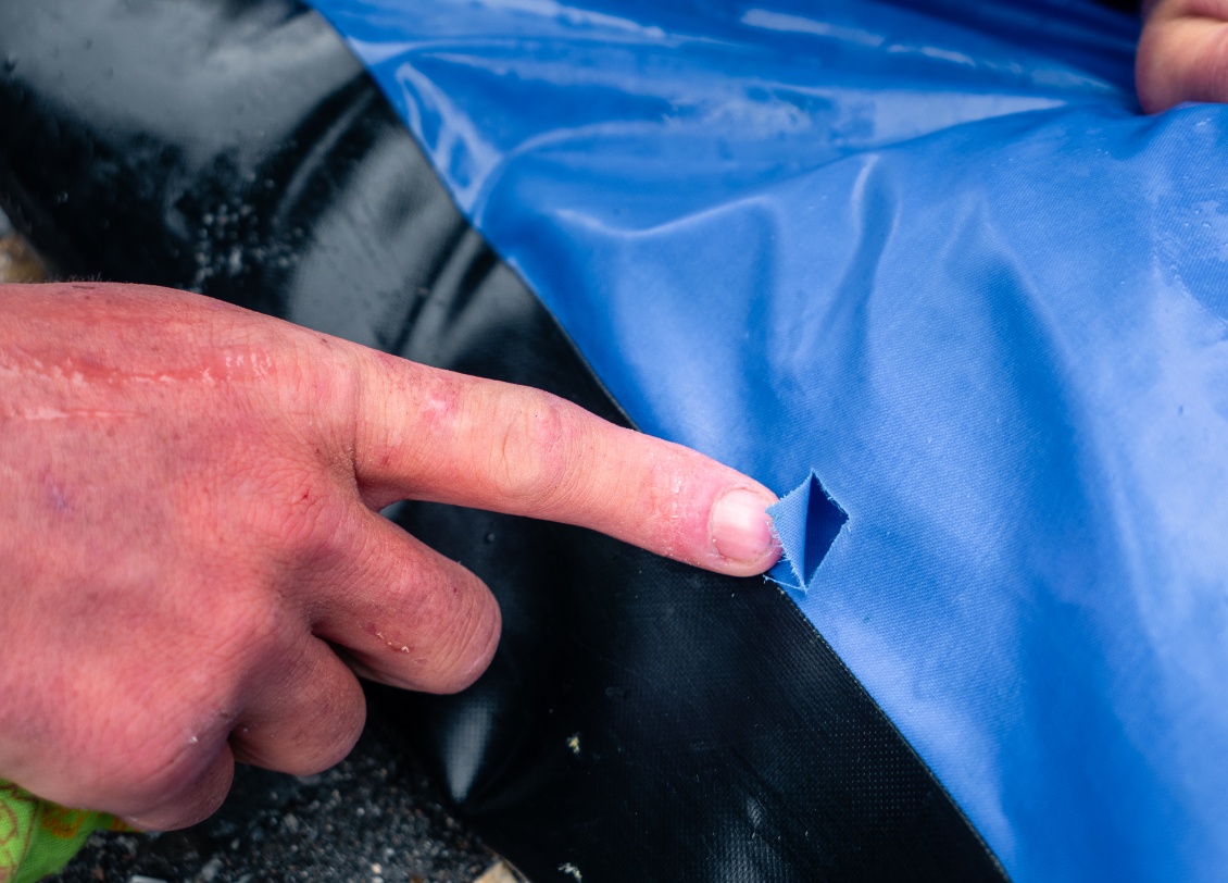 Lou pilote finement, mais les skis dans le bateau sont trop rigides et à la moindre touchette, c'est le tissu du packraft qui morfle.