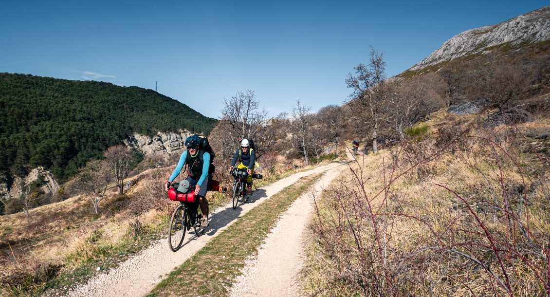 Descente gravel en pneus de 25, et lesté d'une dizaine de kilos de matos de ski : ça passe.