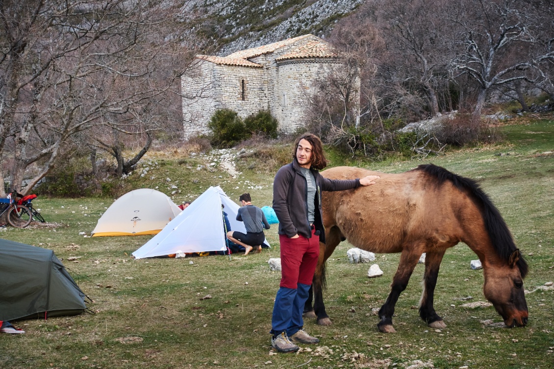 Le mec qui murmure à l'oreille des chevaux : tu veux pas porter mes skis ?
(photo par Seb Langlais)