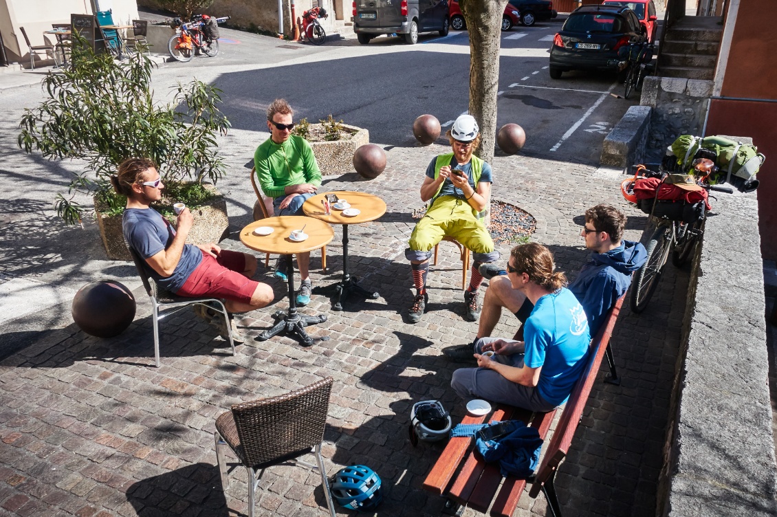 Roquesteron. Trouver le bon rythme : un café = une pause.
(photo par Seb Langlais)