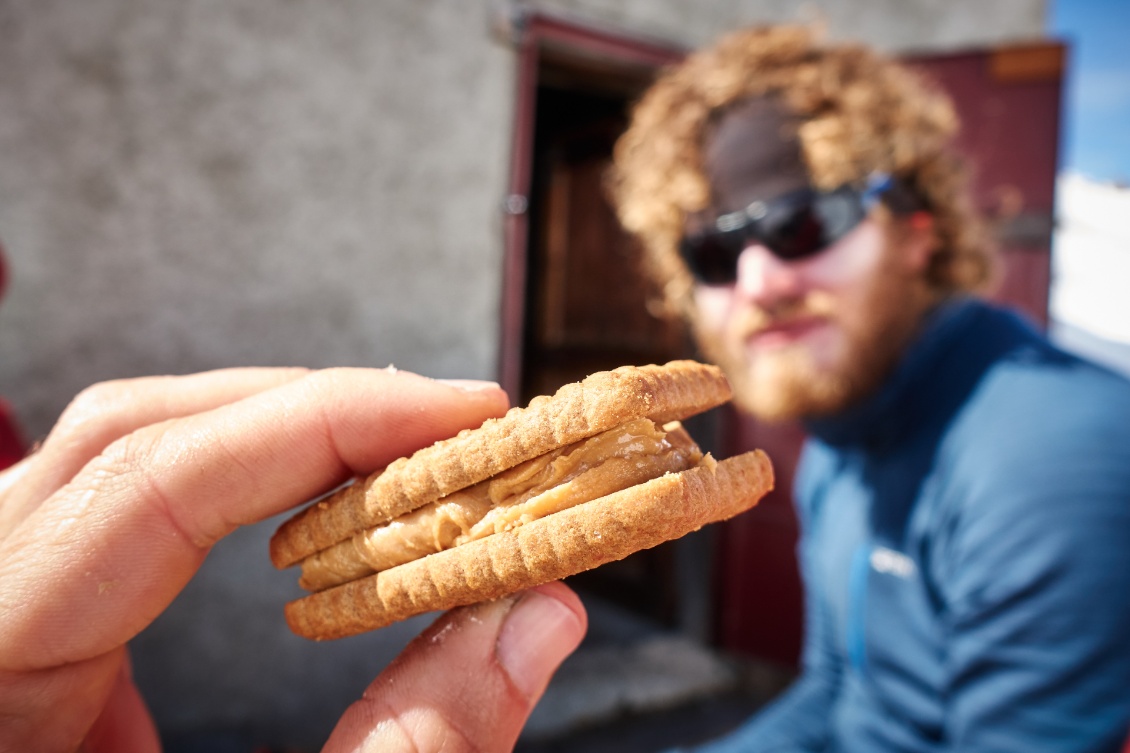 Le macaron du pauvre : spéculoos - beurre de cacahuètes - spéculoos.