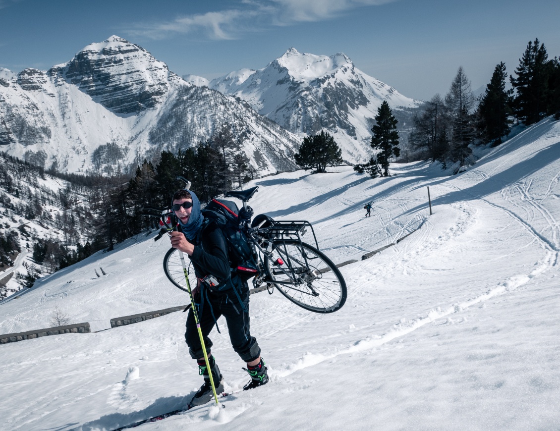 Et de nouveau un peu de portage pour monter les vélos au col de la Cayolle.