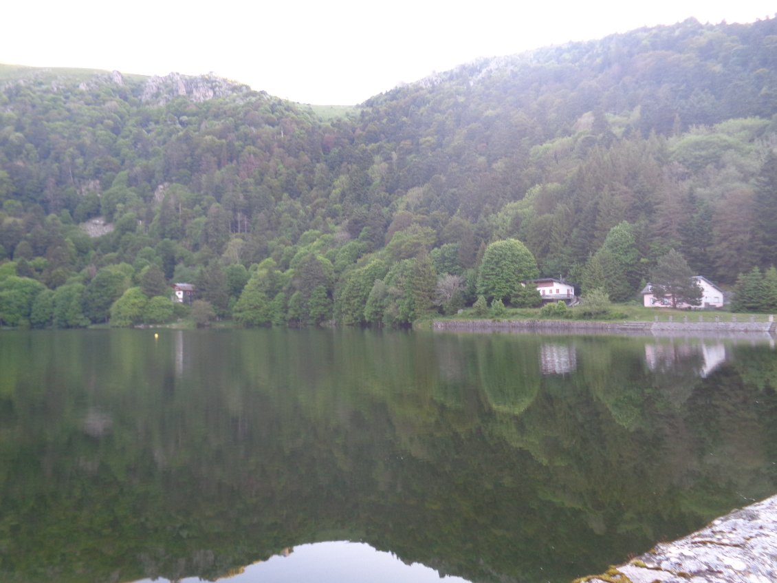 Le lac de Schiessrothrieda au petit matin. Au fond à gauche, le refuge des Vosges Trotters, à droite, la maison blanche et la haie derrière laquelle j'ai planté ma tente.