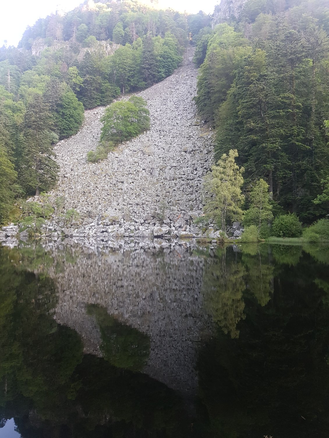 Bel éboulement au lac de Fischboedle.