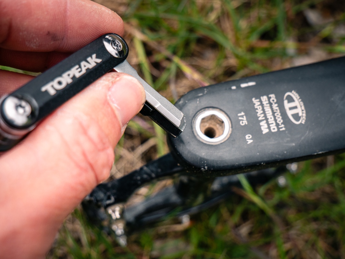 La clef Allen de 8 est obtenue en réunissant la clef de 5 et le tournevis plat.