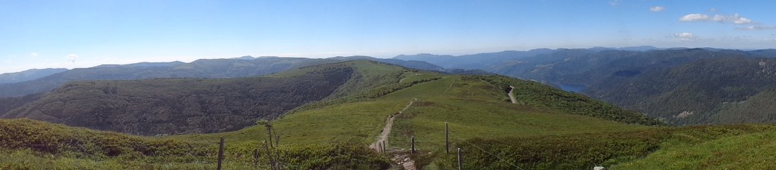 Panorama magnifique en rebondissant de cols en cols.