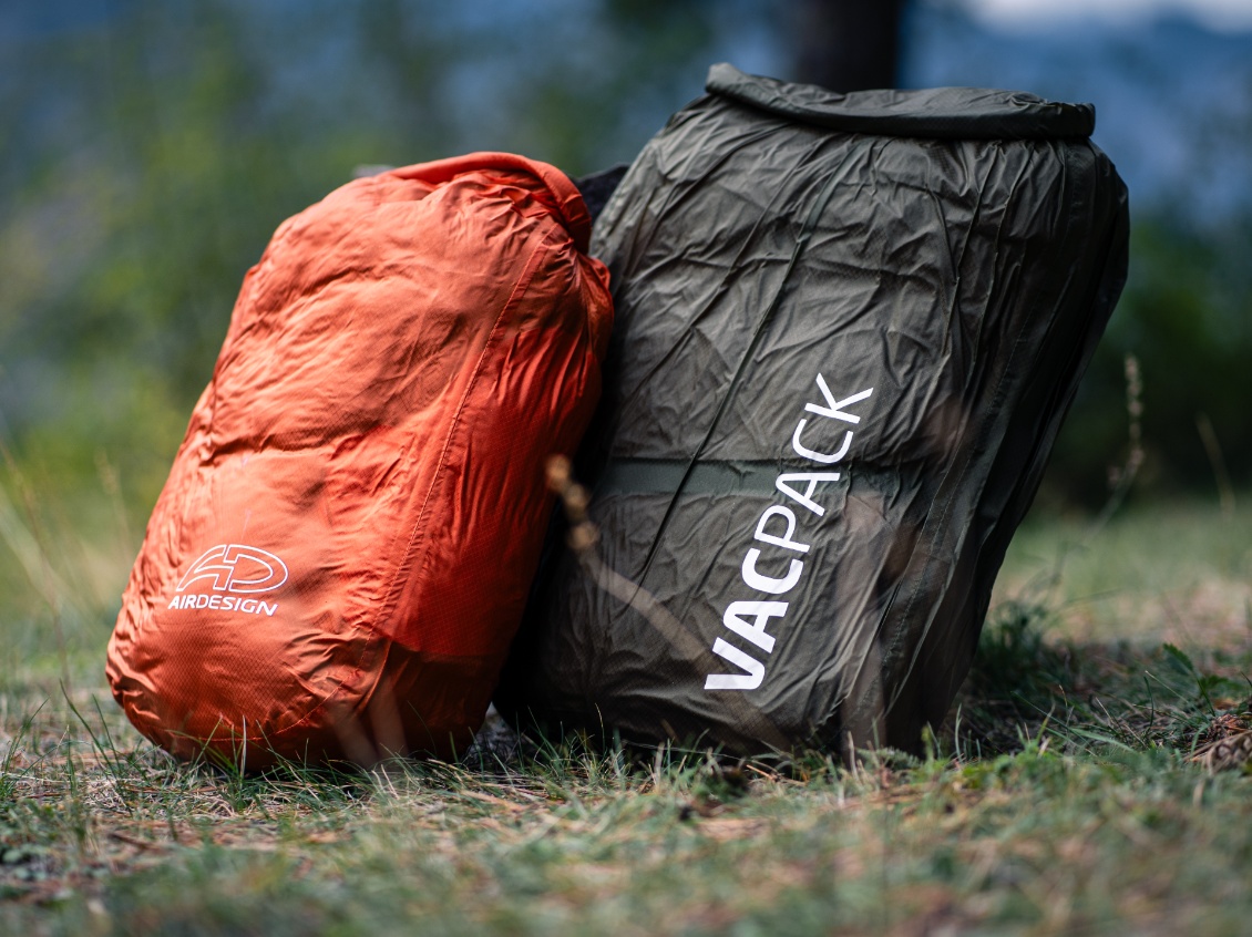 Après compression. Le VacPack plus grand contient un parapente.