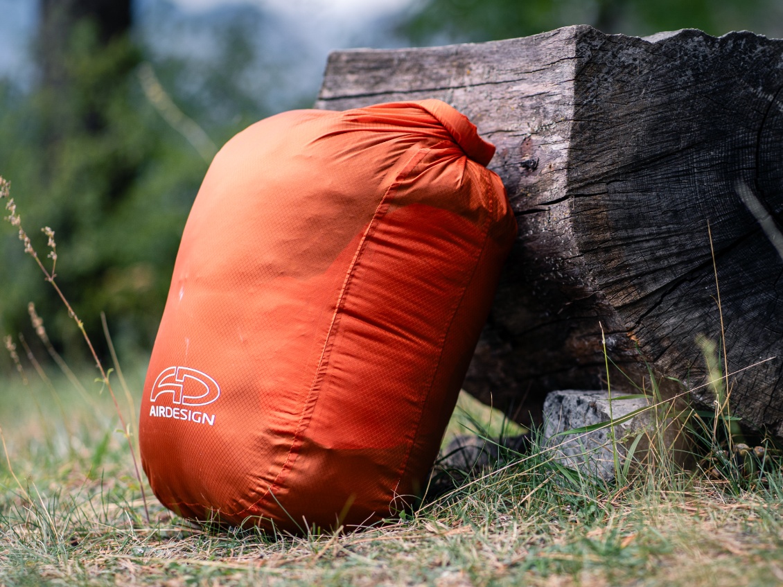 Avant compression : le VacPack orange contient des affaires en duvet.