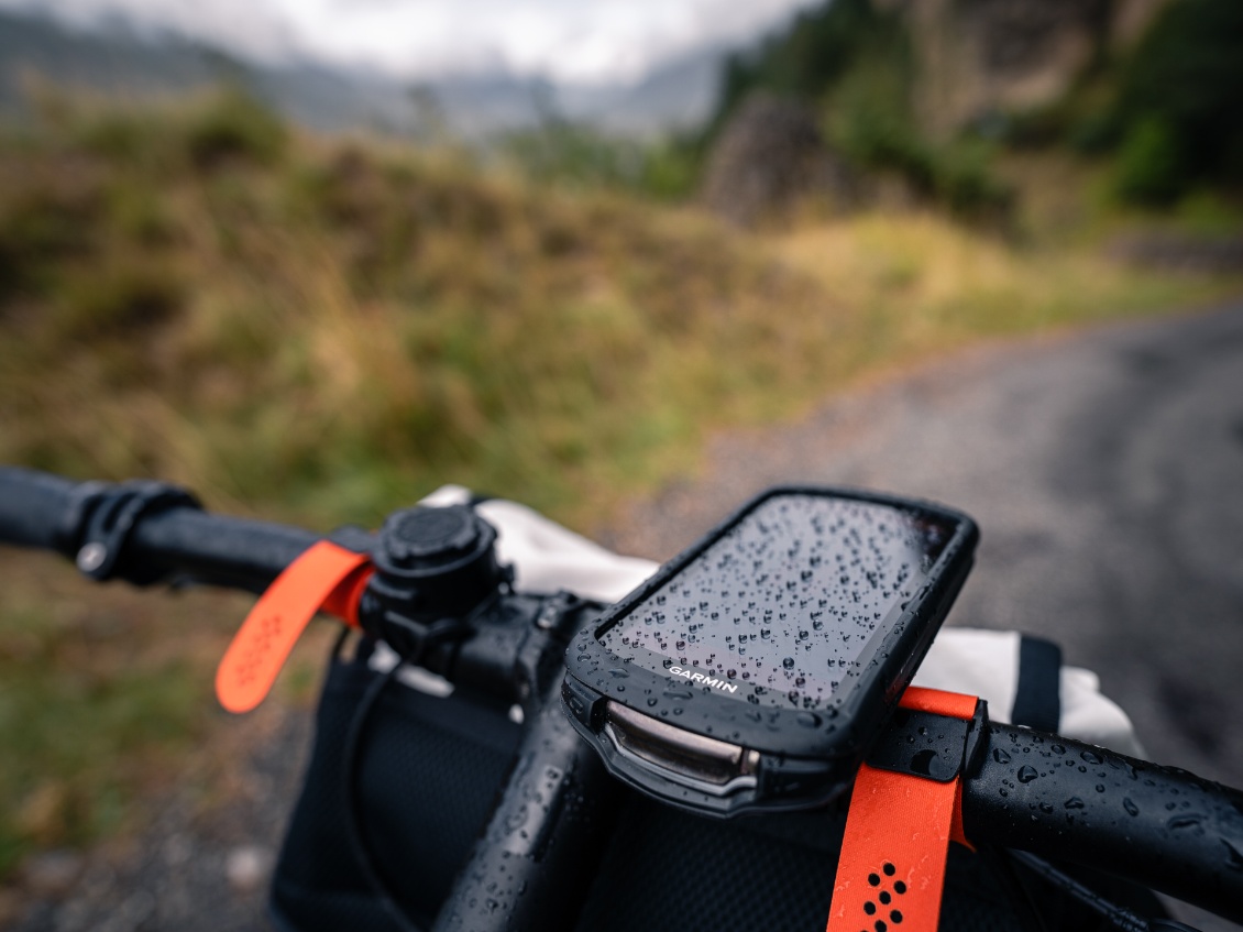 Ce n'est pas la pluie qui l'arrête (le Garmin, pas le cycliste en revanche).