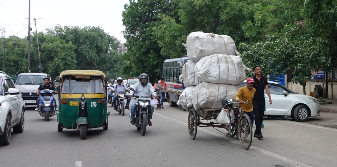 ... et dire qu'on se prendra un PV dans quelques jours pour nos 3 cartons à vélo sur le toit du taxi...