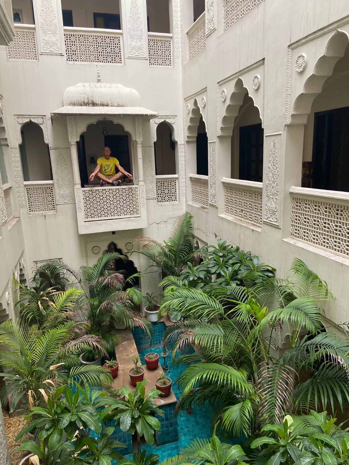 Le Jyoti Mahal Hotel, un petit coin de paradis dans la folie de Delhi...
Vu, le Bouddha en pleine méditation, sur le balcon?